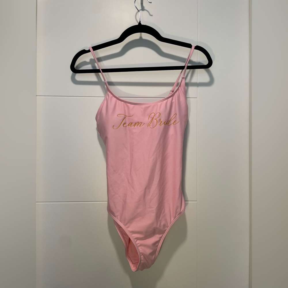 🔥3 for $15🔥  “Team bride” pink swim suit. NEVER WORN
size M